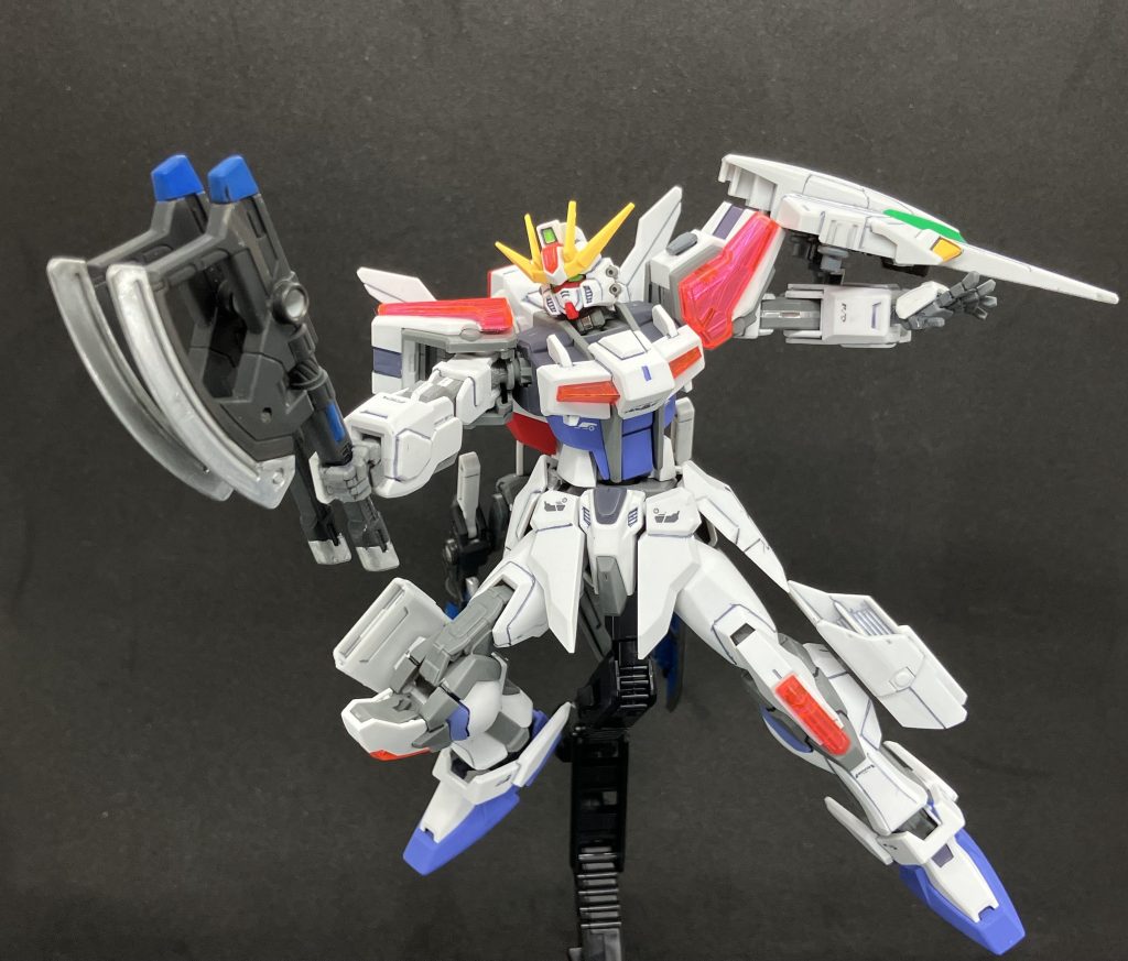 　同じ武器を2つ持っているので左右で連結してダブルアックス、ダブルソード状態にもできます。当然ライフルモードでも同様に使えます。ウイングガンダムゼロ的なものだと思ってもらえますと。