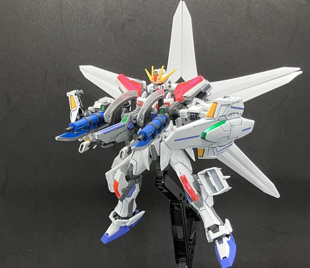 　カスタマイズマテリアル付属のクランクジョイント(長)とアームアームズ付属の角型グリップを使えば、ソードライフル×2、アックス×2、ビームライフルを合体させたオリジナルのエクシードバスターモードに。　EGシステム発動状態では5門から同時に放たれたビームが1本に収束しメガランチャー級の威力になる設定です。