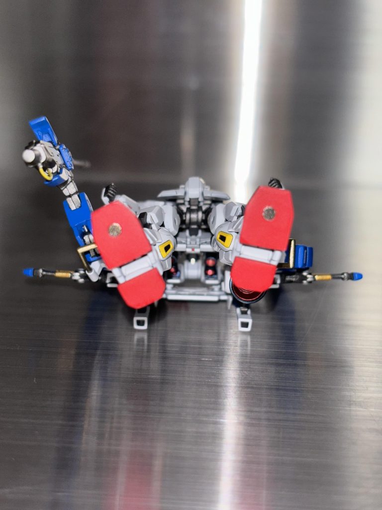 立たせた際にバランスが悪そうだったので足の裏にもネオジムを付けました。足の裏にはディテールとか一切入れてませんひっくり返して足の裏を見るような人間は苦手です。