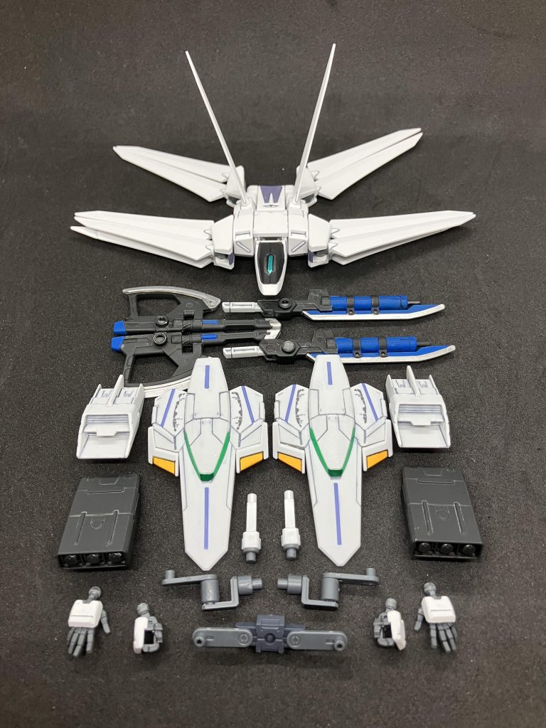 　オプションの一覧。アームアームズはジョイント目当てに買うと武器が余りがちなのですが、ミサイルやブースターは割とプレーンなデザインなので使いやすいです。　カスタマイズマテリアル付属のジョイントは3mm穴のかさ上げジョイントや3mmパイプ、両端丸ピンのジョイント、クランクジョイントもありガンプラにも役立ちそうなものが多いので今までに10個以上は買いましたね...　デカールは昨年の展示会で購入したMYK DESIGNさんの「1/144 GM ラインデカール No.3「with コーション」#1」のダークグレーとホワイトを試しに使用。乾燥後は透明フィルム部分が剥がせる仕様なのですが半分以上失敗してしまいわずかに残っているのみ...まだ練習が必要そうです。　最後はMr.水性ホビーカラーのクリアつや消しを吹き、関節部にホイルシールの縁のシルバーシールを貼りました。