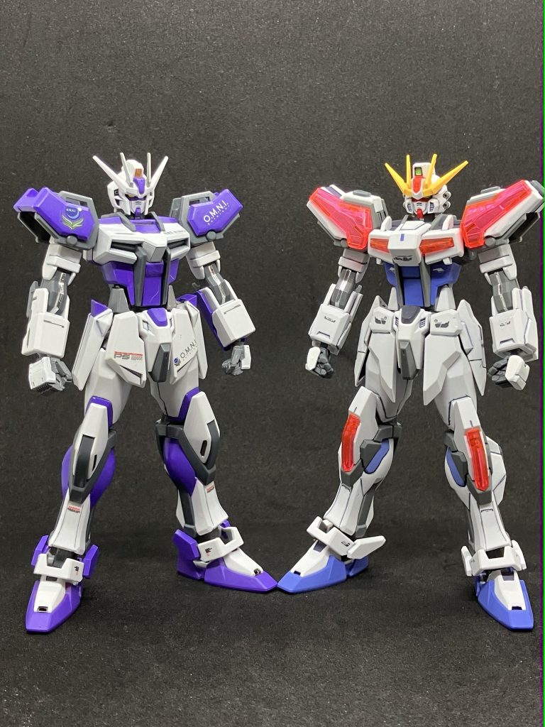 　ストライクとの比較。ラーガンダムと異なりほぼ全身別物になっていますね。　塗装はガンダムマーカー中心です。こちらもオプションの方の塗装がメインでした。武器類グレー＝水性ホビーカラー　ダークグレー(フィールドグレー1)青紫＝30MMマーカーセット　30MMブルーパープル黒=ガンダムマーカー　ガンダムブラック青=同ブルー黄＝同イエロー白＝同ホワイトグレー＝同メカグレー緑＝同アイグリーンクリアパーツ下地＝同メッキシルバー