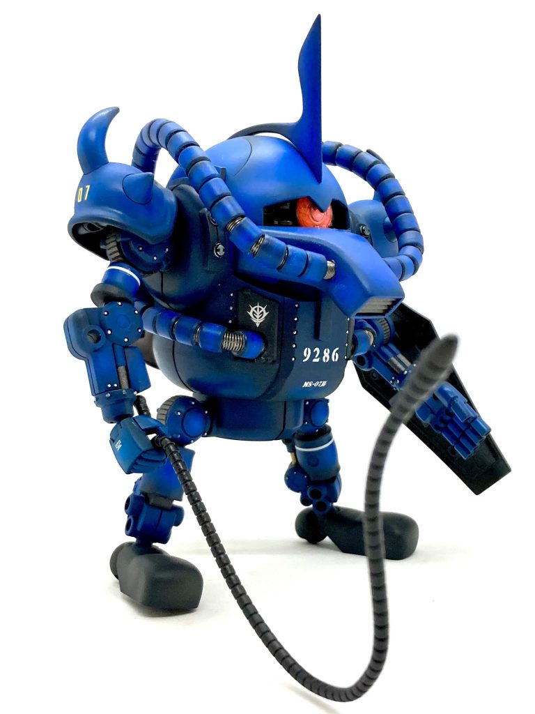 今回は動力パイプにこだわってみたんですが…動力パイプ(と口の部分)が本体に作り付けになるため、ハロ形態になったとき(モノアイだけになってしまい)グフには見えず😩ｺﾏｯﾀ…で、グフハロは諦めて。。。  ランバ・ハロに移行😅  いわゆる“アカハナッガイ方式”ですナ‼️ところが！ 今度はブレードアンテナをハロ側に付けることができなくなり…  悪戦苦闘ですわ😫ｲﾁﾅﾝｻｯﾃﾏﾀｲﾁﾅﾝブレードアンテナを本体側の頭部カバー(?)部分に設置。いや〜 正直、動力パイプよりブレードアンテナのほうが苦労しましたよ💧