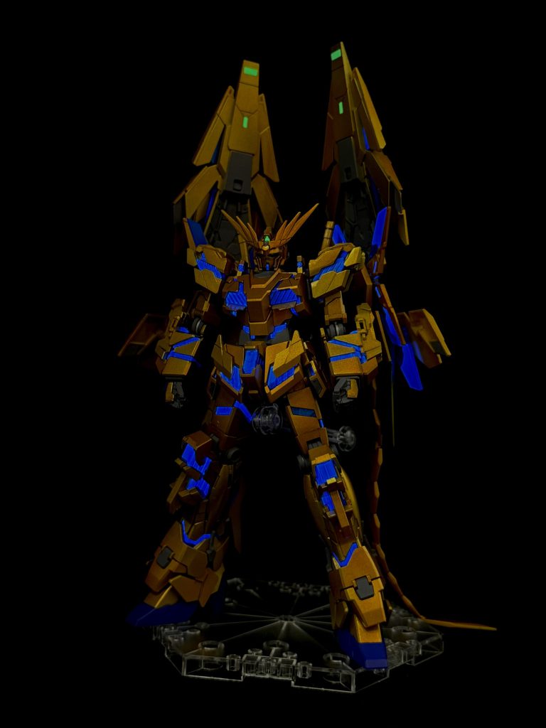 ブラックライトで怪しく発光しますw