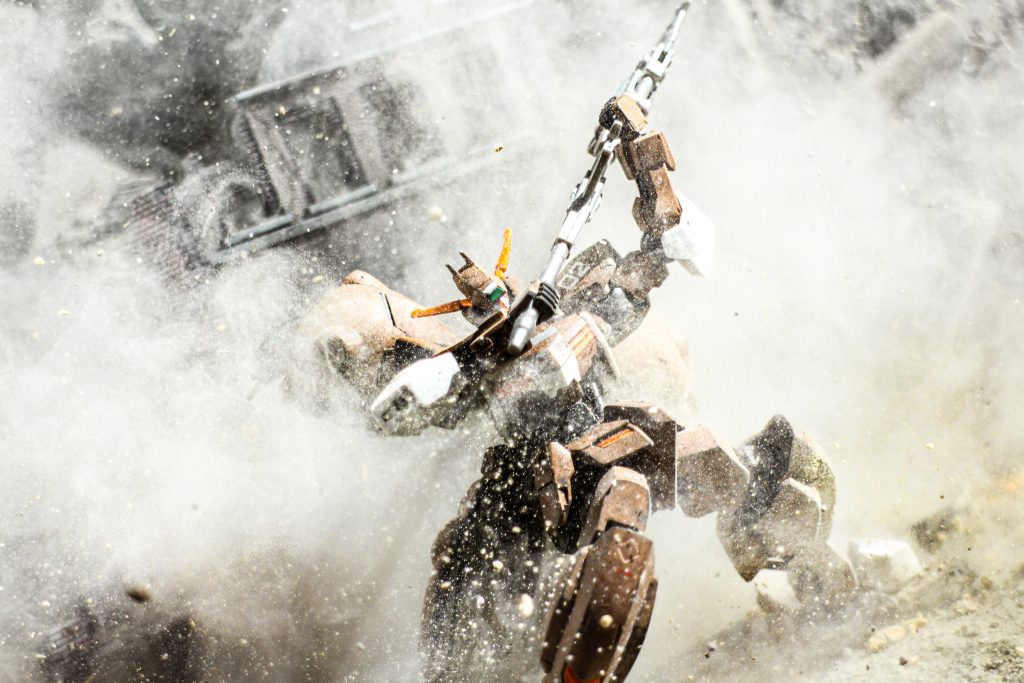 まだまだガンプラをカッコよくする方法はたくさんあって、私もグシオンリベイクが完成した時に自分の実力不足を痛感したのですが(gundam-kao10)初めて完成させたグシオンリベイクに愛着を持っています(笑)まだまだ甘い作品なのですが、自分の手で完成させた機体を撮った時に『あぁ作って良かった』と思いました(