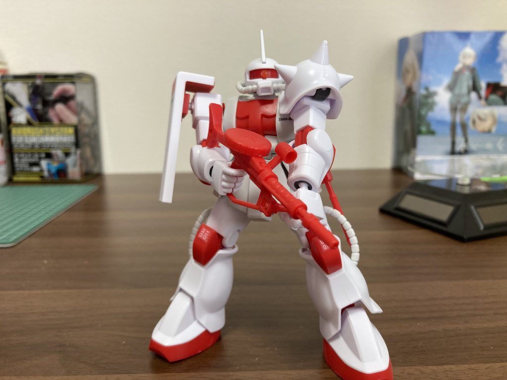 モノアイはHアイズに変更。なんで赤いところにピンクのモノアイにしてしまったのか…