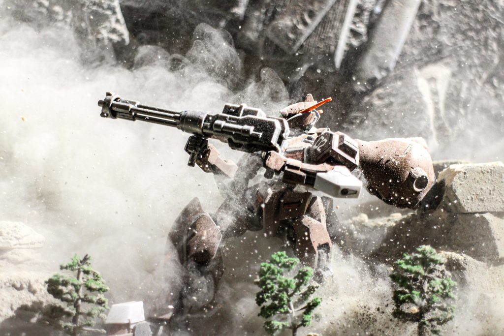 武装も通常のもの以外に、一番くじのオプションパーツから、2個ほど追加しました。初めてデカール貼りもしたのですが、切るときも貼る時もドキドキ(zaku-kao4)でした