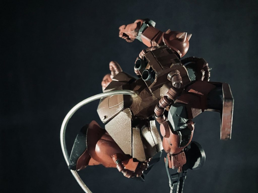 基本的に各パーツの形状はキットのままですが、ザクマシンガンのマガジン裏にあった肉抜きはエポパテで埋めています。ここから制作過程です。