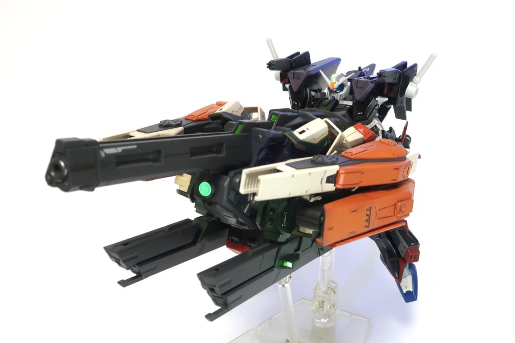 翼を収納しメガバスターランチャーに変形、デュエルブリッツの武装にもなります。SEED最終話のオマージュ