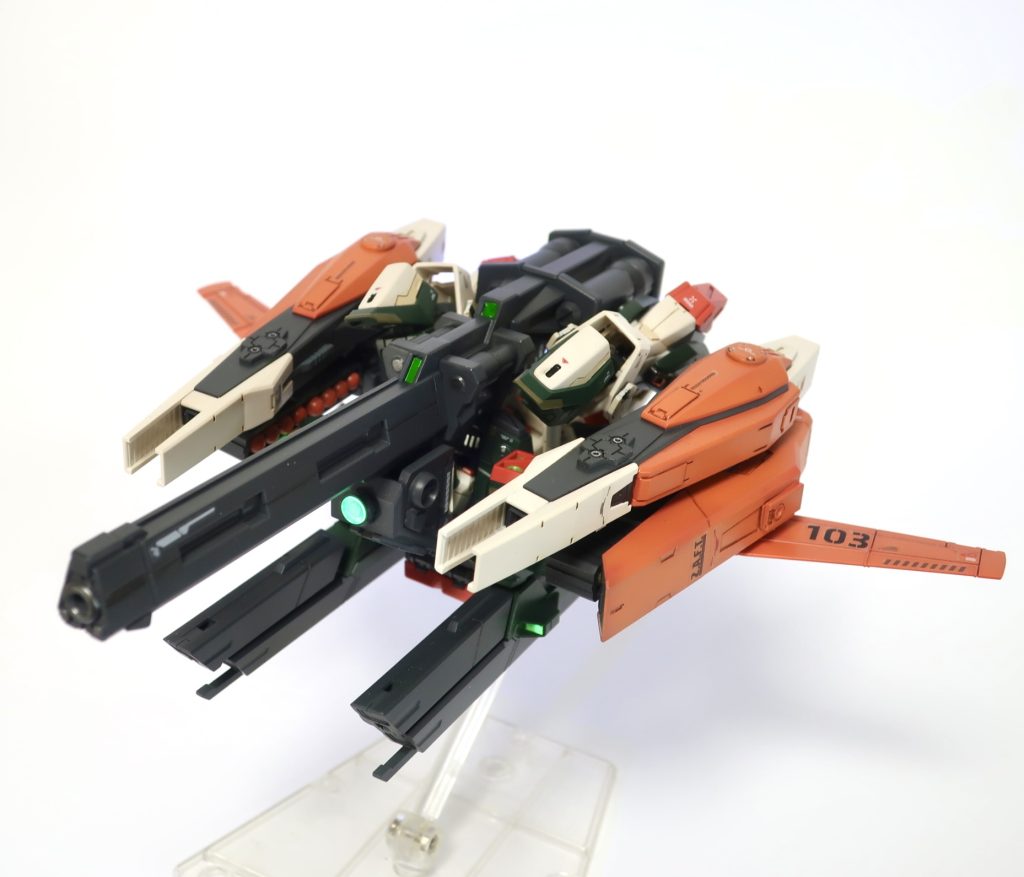 MA形態。脚を折り曲げただけですが、バックパックが本体を覆い隠し綺麗なシルエットになったかなと思います。