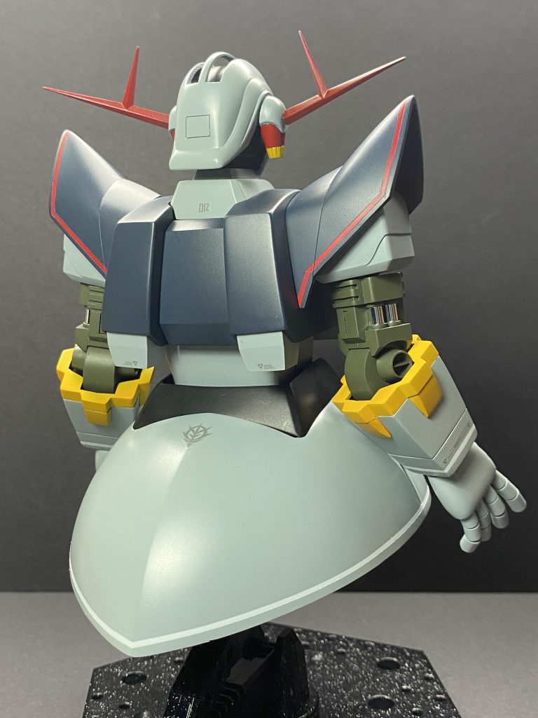 スカートのパネルライン等のスジボリはあくまで旧キットという事で必要以上に入れない様にしました。 