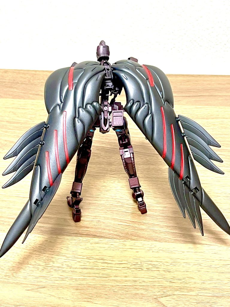 素体の方は逆に主翼を付けてます。主翼も塗装のみです。黒サフ後にメタルブラックを吹いてます。赤いラインはガンダムマーカーのメタルレッドで塗りました。