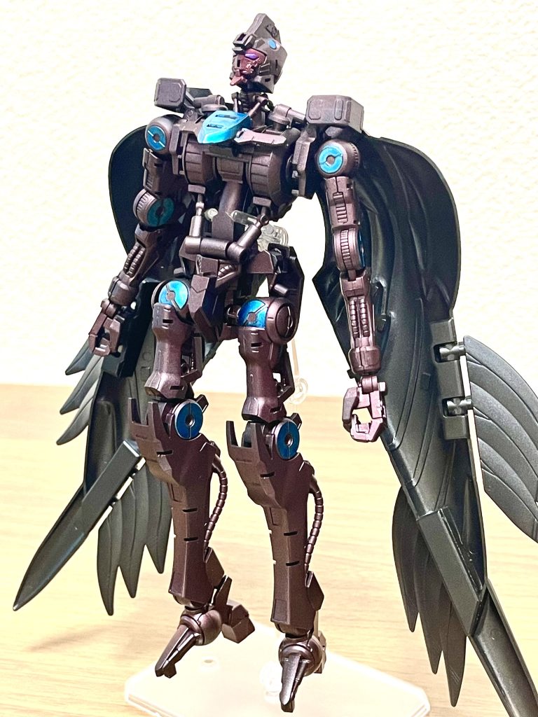 主翼を素体へ取り付けは特に弄ってなく、元々素体の背中に開いてた穴が主翼の突起と同径だったので差し込むだけで取り付け出来ました！素体と主翼のサイズ感はそんなに悪くないと思います。