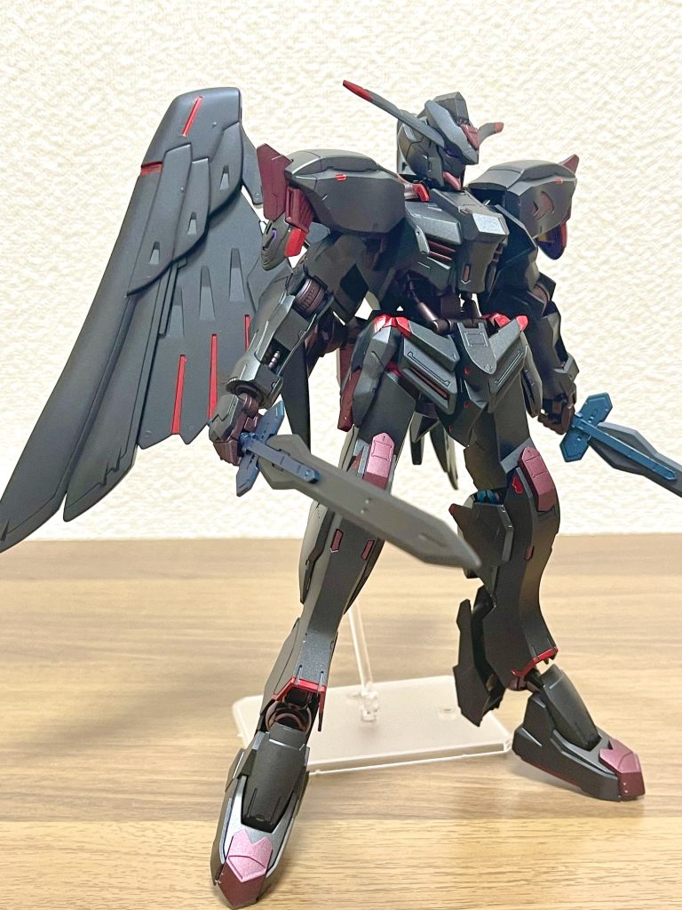 バエルブレード（仮名）装備状態です。羽の形状と機体色のおかげで特に違和感はなさそうです。バエルブレードは黒サフ後にフレームはメタルブルーにメタルブラックを少し入れたもので、刀身はメタルブラックで塗装してます。