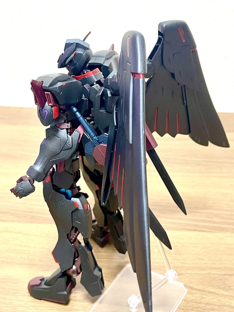 ゼロカスからぶん盗った羽です。元々は主翼と副翼を両方とも使おうとしましたが、なんとももっさりした感じになったので、副翼のみ使うようにしました。配色からか、どことなく某黒い天使のように見えますねwバエルブレード（仮名）とホルダーユニットはそのまま流用してます。