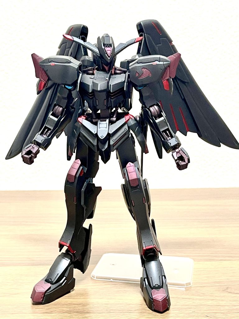 バエルは旧約聖書では異教徒が崇拝する偽の神とのことらしく、神っぽくするにはどうすればいいかと考えた時に、ゼロカスの羽つければそれっぽくなるんじゃないかと思い付けたらそれっぽくなりましたwそれでそこから偽物感を出そうとしたら黒系の色で塗装すればなるかなーと思い、黒系で塗装してます。一旦全てを黒サフで塗ってそれぞれ黒鉄色、メタルレッド、メタルバイオレットで塗りました。久々にトップコートまでやりましたが、つや消しに出来るのはやっぱりいいですね〜。何かと黒鉄色を使いたがる黒鉄色大好き人間ですw