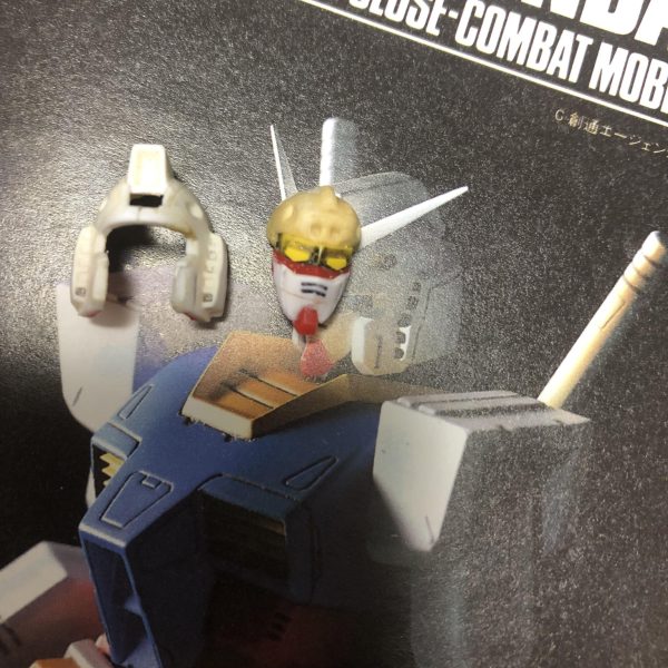 新生/RX-78 ガンダム のプロポーション変更長い顔をカット接着、カメラアイの新造顎削りで再接着。サーベル一本無くしてちょっとショック（3枚目）