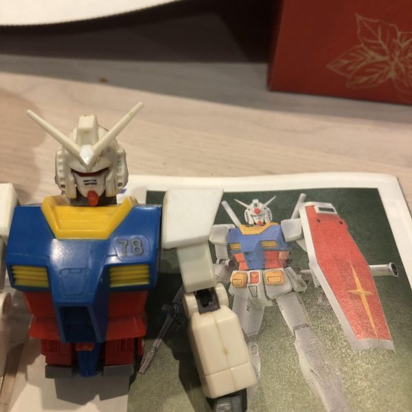 新生/RX-78 ガンダム のプロポーション変更長い顔をカット接着、カメラアイの新造顎削りで再接着。サーベル一本無くしてちょっとショック（5枚目）