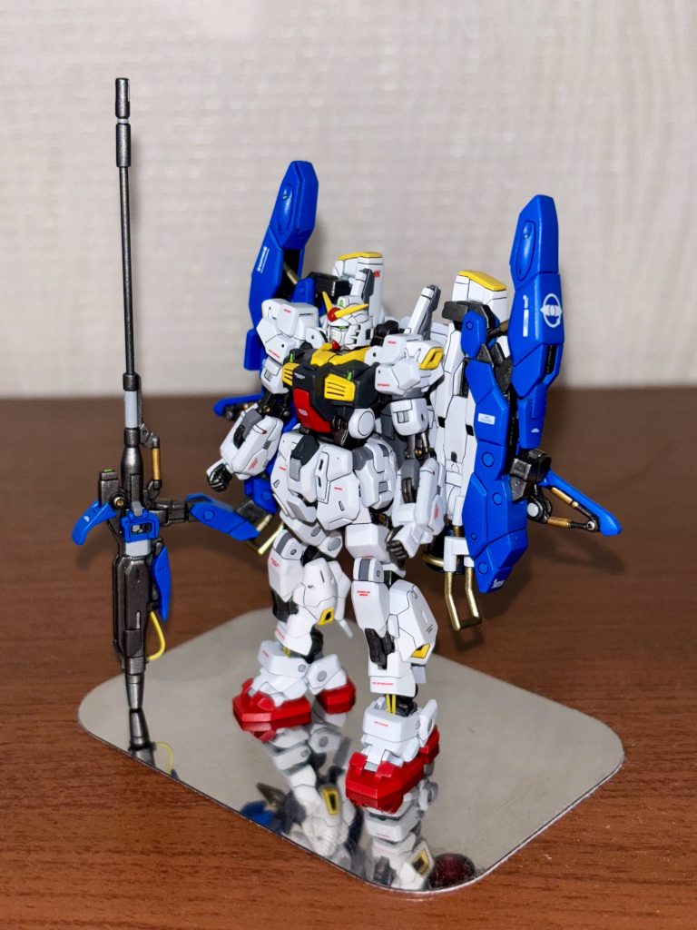 問題無く自立しますが、メタルプレートにくっ付けて飾ると転倒対策になります。