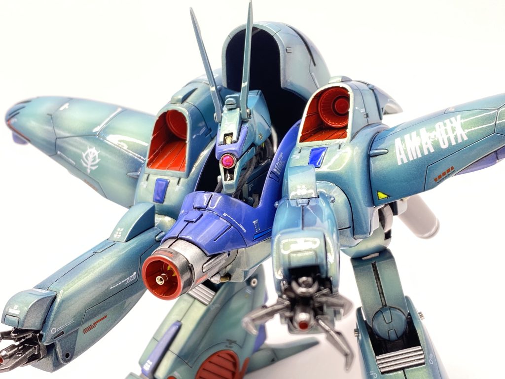 各所合わせ目消し、表面処理はいつも通りに腕関節、胴体と腕足、首周りにボールジョイントを仕込みました。他、各所バーニア等の市販品でディテールUP