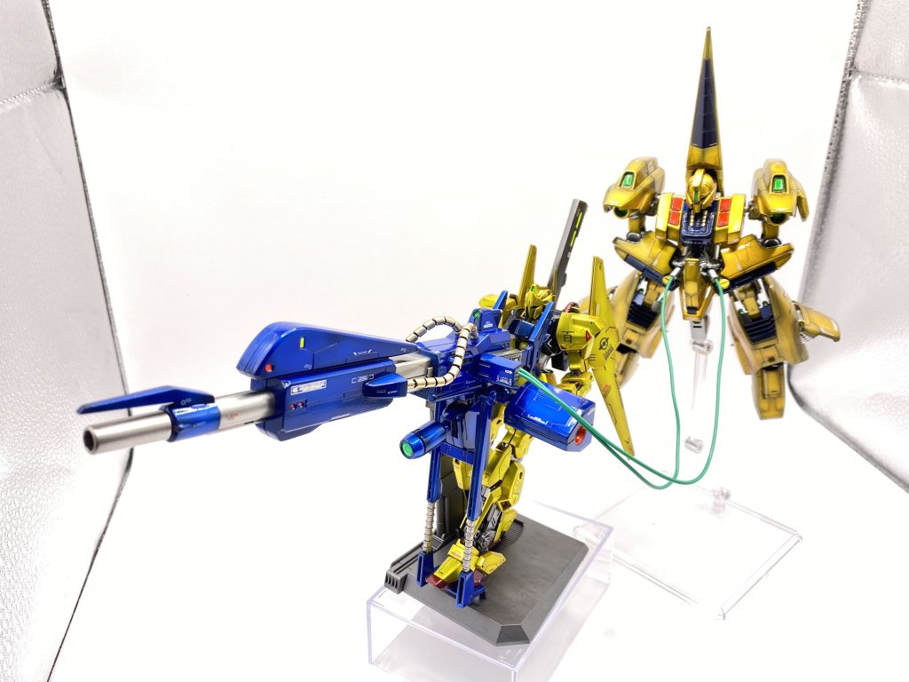 全部キャンディ塗装仕上げですが百式は茶色ベース＋シルバーグラデ＋クリアイエロー、蛍光イエローの調色メタスは黒ベース＋金ベース＋クリアイエロー、クリアオレンジの調色だったかな？並べた時に違いが感じられる金色を目指しました。