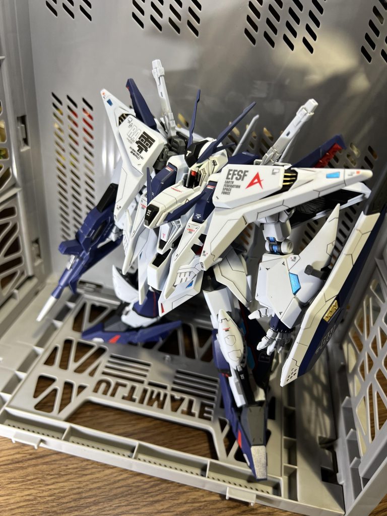 ティターンズブルーの缶スプレーで塗装。 