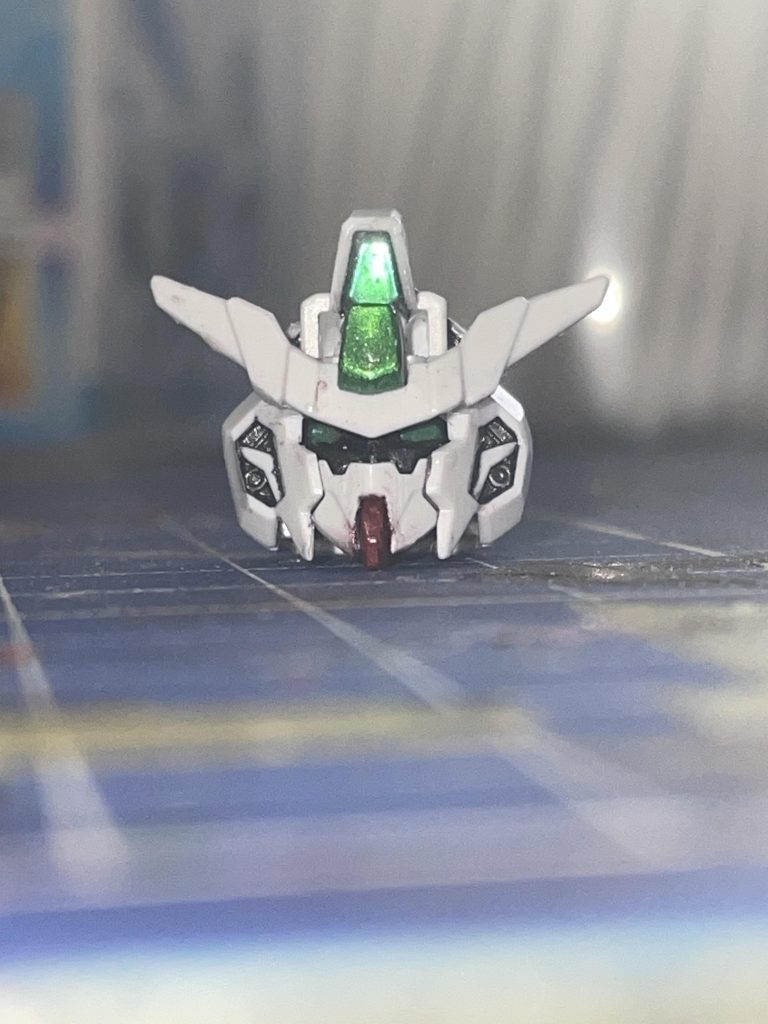 コアガンダムII/Eの頭部本来のコアガンダムIIとはカラーリングが多少異なる。センサー類は主に蛍光塗料(下地はシルバー。上からプリズム パステル ミントグリーンブルー 蛍光グリーン)を使用しレジンを多用した。