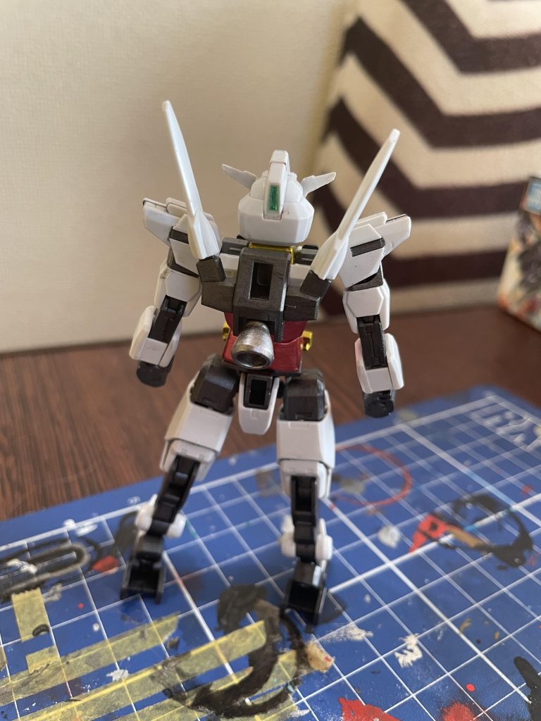 フレームはガンメタを主に使用し塗装。スラスターはガンメタを下地にしガイアノーツのスターブライトジュラルミンで塗装。