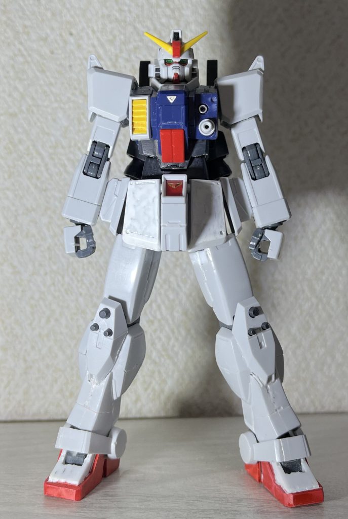 プロポーションはザ･ブルーディスティニーの陸ジムやBD1号機等を参考にしました。肩幅や腰幅を詰め、肩装甲も少し削っています。また、フロントスカートを少し延長しています。