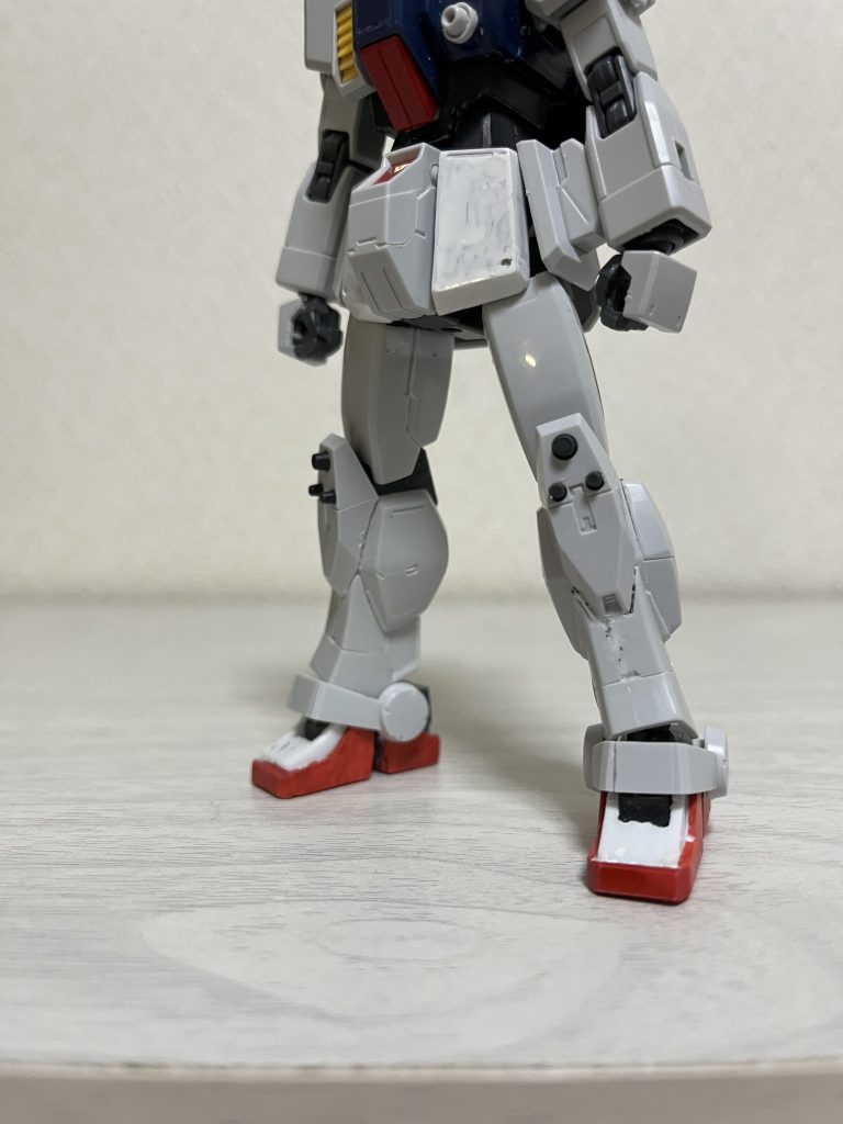 陸ガンは元々膝立ちが綺麗ですが、今回はプロポーション変更の為に太腿を延長して靴を縮め、膝下も幅を詰めました。