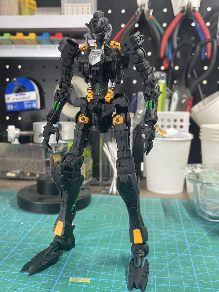 内部フレームのみの塗装後つや消しブラックメインで動力パイプとかは蛍光イエローグリーンとシリンダーはイエローつや消しの部分と光沢の部分の塗り分けが地味に大変でした💧