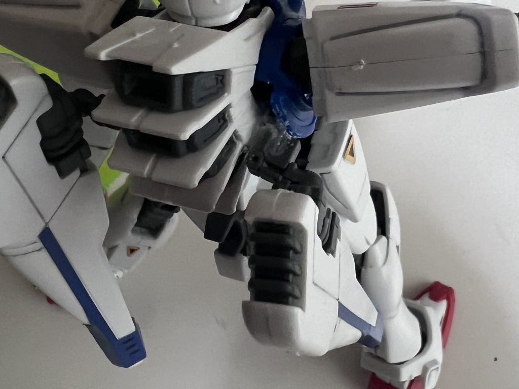 ポージングいじってたらヴェスパーを付けてる所がポキッした😱接着剤で付けたけど気をつけないと反省