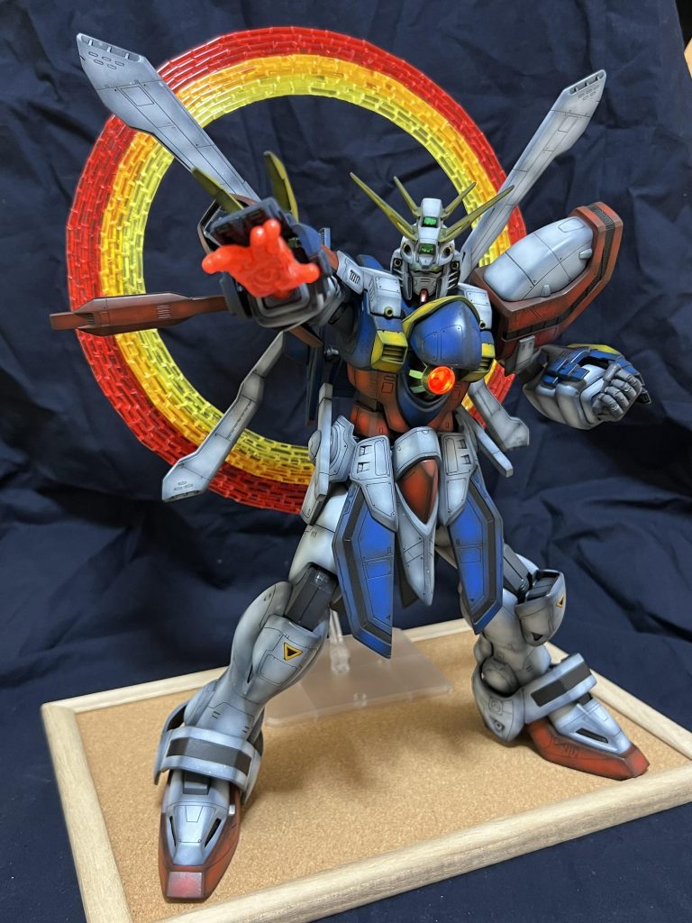 爆熱!ゴッドフィンガー!このために色々と手を加えました。胸部発光ダイオードはミライトに変更。腹部関節追加。肩の軸を斜めに。太もも、上腕、前腕をロール軸可動に。破損していた肘関節を作り直し。親指ガードがフィンガーに干渉しないよう、ボールデン小で調整可能に。足首を二重関節に、アンクルアーマーをボールジョイント接続にして設置性恒常。フィールド発生装置をボールジョイント接続に、コアランダー自体を1cm延長して肩の干渉を回避。日輪エフェクトを溜め込んでいたクリアランナーから作成。