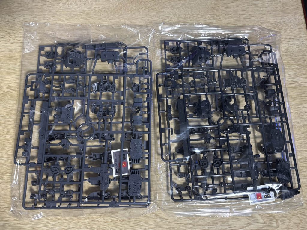 エコプラを使用してるため色に個体差があるとの事でしたが並べると確かに色味が違いました。自分だけの色のガンダムが組めるので塗装するのが勿体なく感じてしまいつや消しを吹くだけで済ませました。