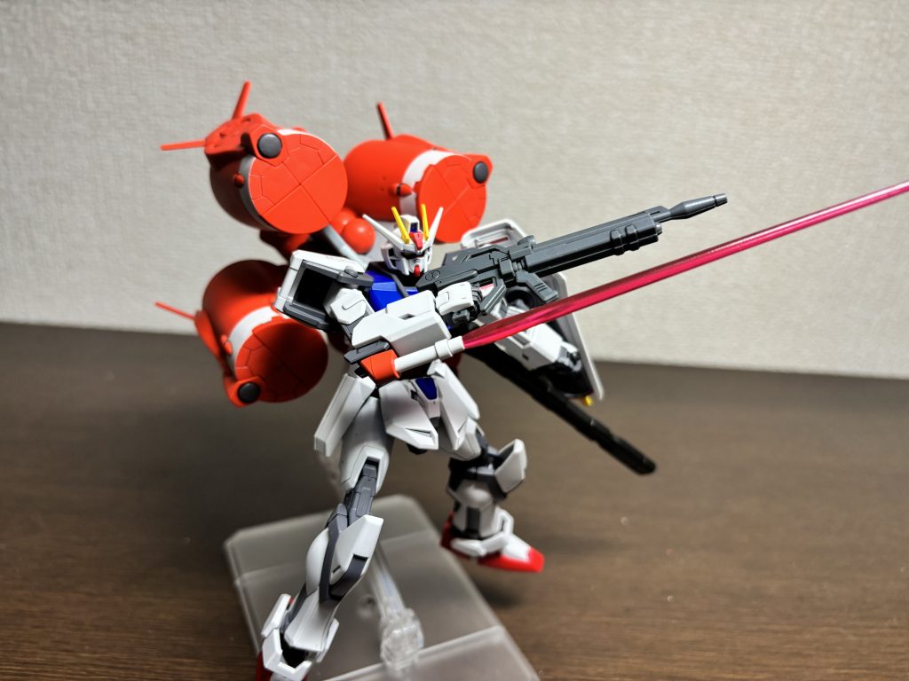 武装はストライカーパックとなったガンバレル4基基本武装のビームライフルと耐ビームシールドに加えて右腕部に取り付けたビームサーベル左腕部にはメビウスゼロのリニアガンを増設あくまで、アークエンジェル内部で出来る改修というイメージで行いました。