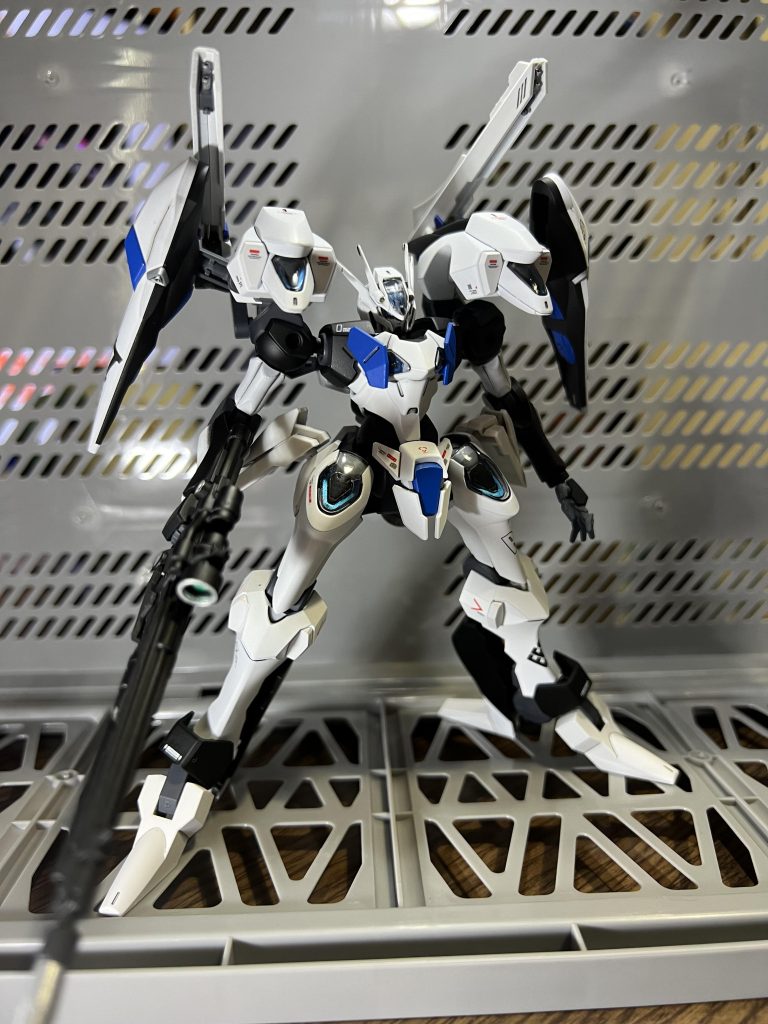 原因不明の転移現象により、幾つもの並行世界が一つになった世界。ペイルテクノロジーズはロンドベル治安維持遊撃部隊に協力を表明、ガンダムファラクト3機を提供した。アナハイムはGUNDOフォーマットの問題を解決するため、コクピット周りをサイコフレームに換装、さらに擬似電脳を介することでパーメットの流入に耐えうることに成功した。しかしながらパイロットはニュータイプ、強化人間でなければ擬似電脳と同調することが出来ないことから限定的な運用となっている。という妄想😭