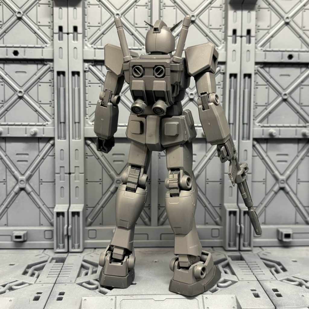 背面はこんな感じ。掌とビームライフルに肉抜き穴がありますがそれ以外はかなり見栄えは良いです。