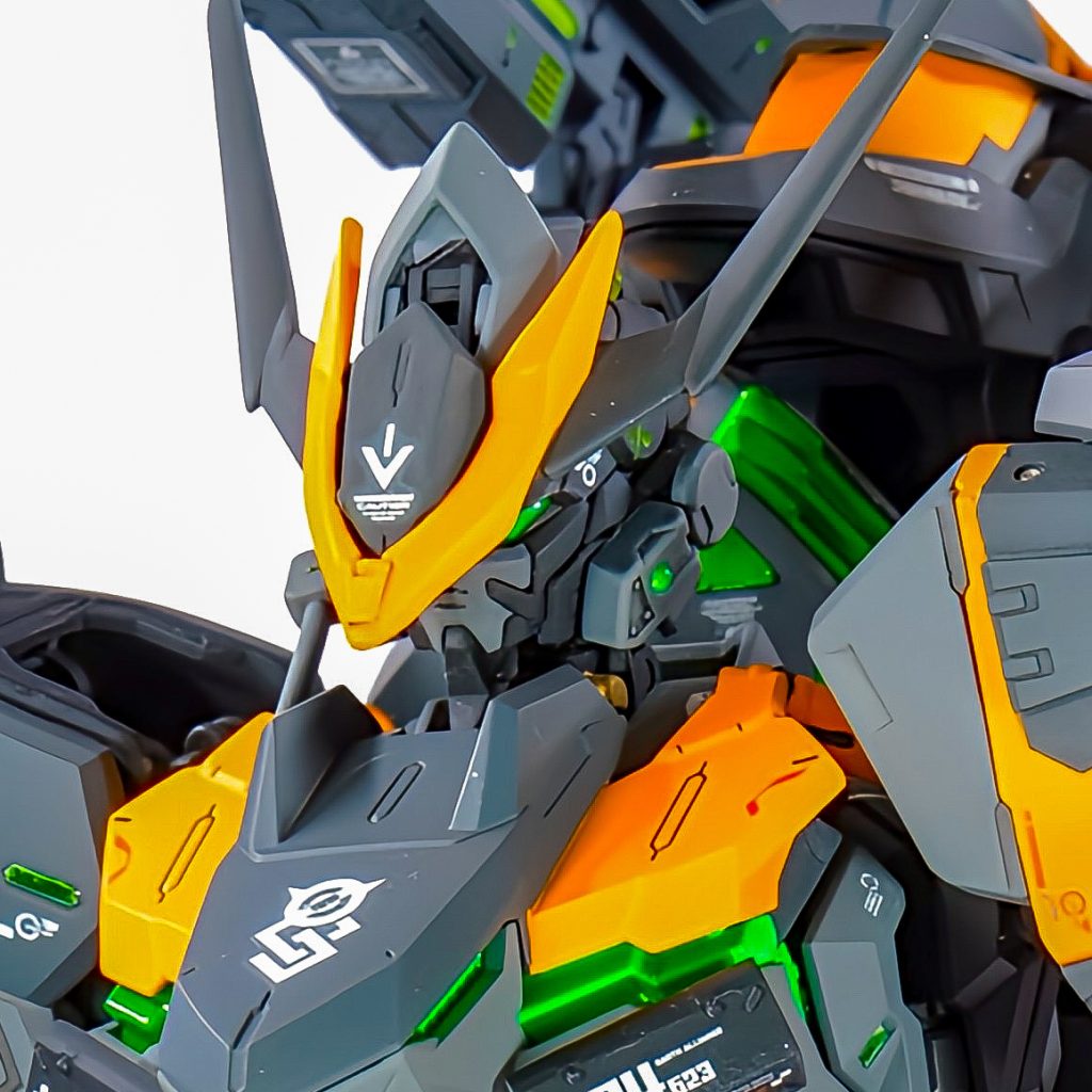 顔面アップアンテナのイエロー部分はアストレイノーネームから引っ張ってきました。更に元々の頬にあたる外装パーツは個人的に合わなかったのでオミットし好みのパーツを合わせてます!心残りとしてはアンテナのイエロー部分をまっとバキッとシャープ化したかった😅