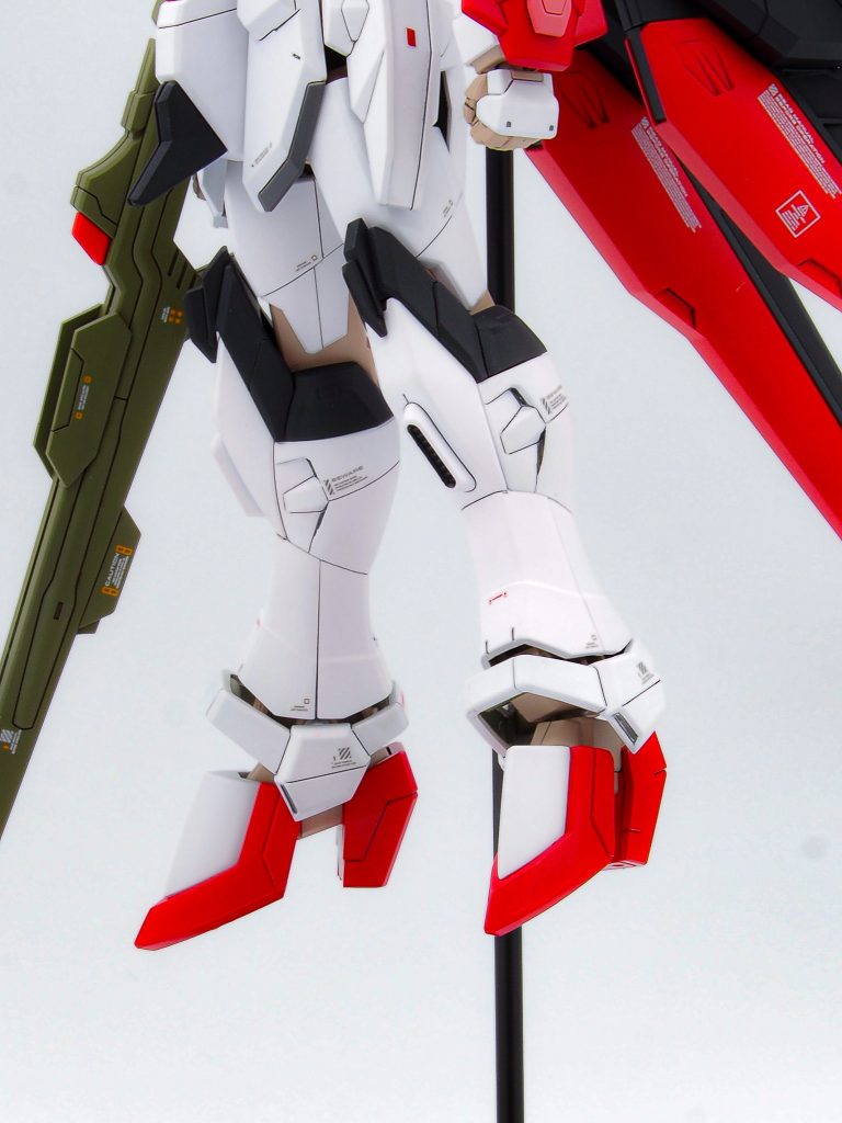 脚もライジングフリーダムへ変更、ハイヒールっぽい感じにしています。ここはグロス塗装にしているのですが、写真だとわかりづらいですね。