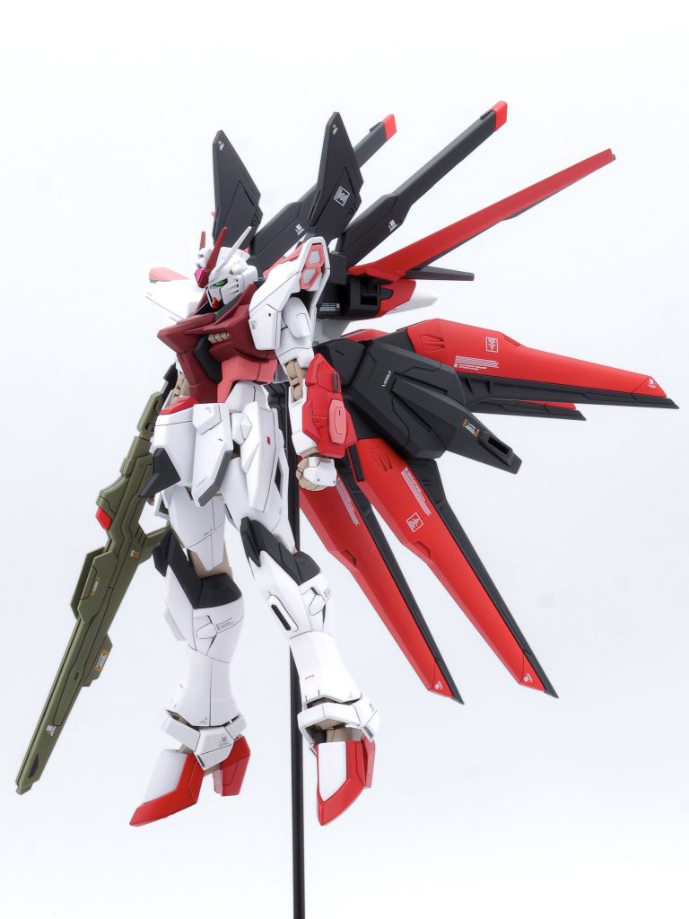 パーフェクトストライクフリーダムの全部盛り感は無くなりましたが、自分好みのシンプルな感じにまとめられました。これまで作ったことのなかったルージュ系のカラーリングも気に入っています。