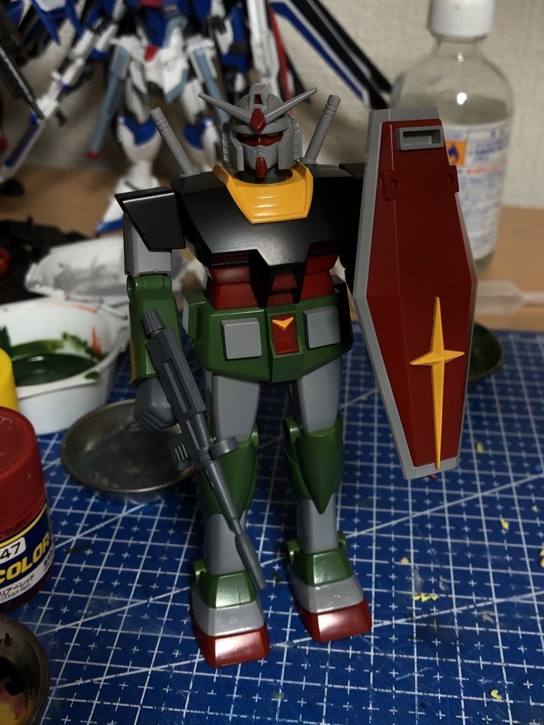 こんな感じの基本塗装後にマーキングラインをマスキングと筆で塗り、全体に(割と大雑把に)チッピング、ドライブラシ、ウォッシングで汚し家にある物からそれっぽいデカールを貼ってトップコートを吹きました。