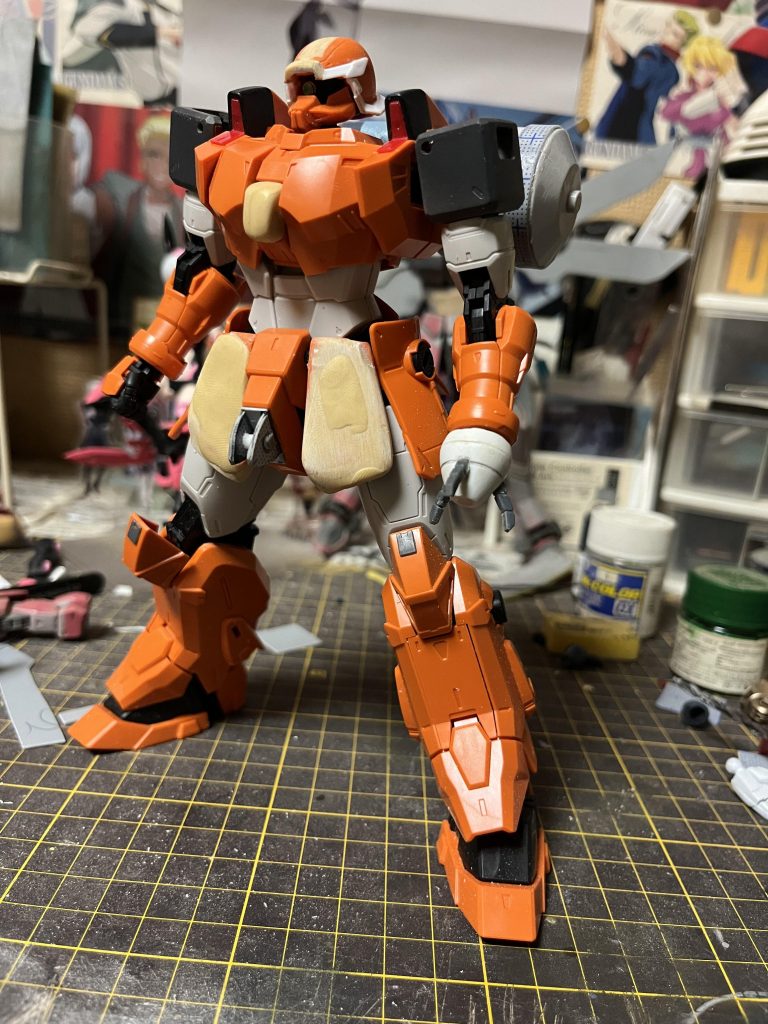 両肩はMGザク左手はHGエクシアのGNドライヴ