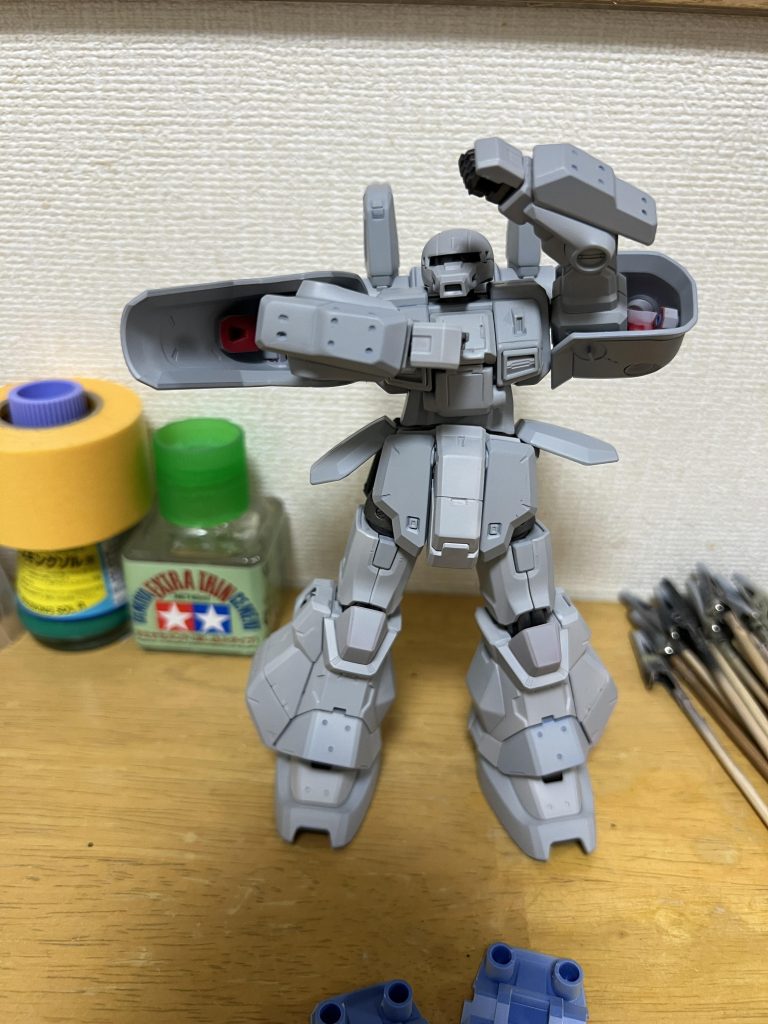 サフチェック。シールドの裏のパーツ塗り忘れや円モールドと言いつつφ1.2のドリル跡が過剰だったり色々粗が見えます。