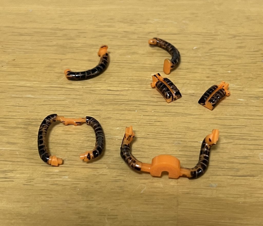 パイプ類はニッパーでスパイラル風にモールド追加。水性ペンで塗りたくってからニッパー当ててパイプを回転。雑な性格が出ますね。