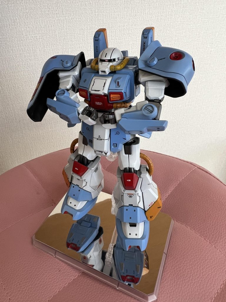 一応シャアやおてんばクェスを手に載せてるテイです。