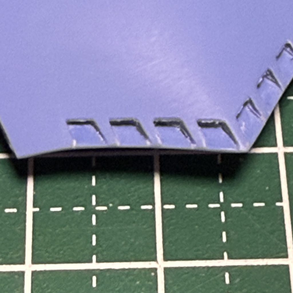 何かはわからないけどモールドを彫り込みました。