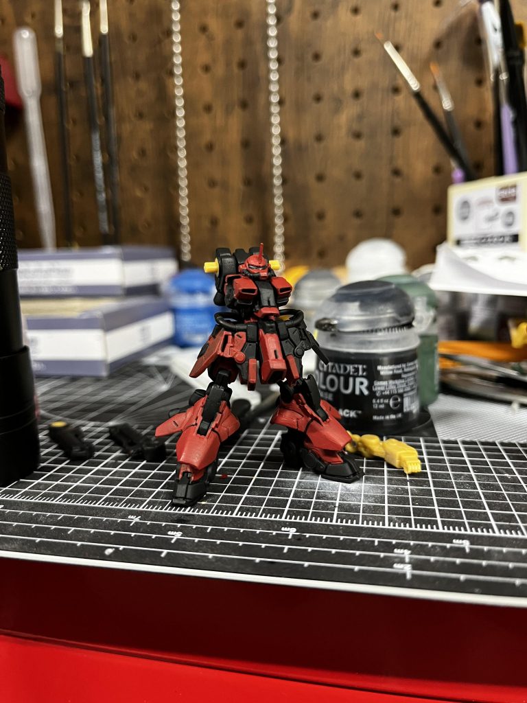 途中、手が滑り落としてしまい全てのツノが折れるという…😱見つかったツノは1本のみで赤い機体はツノがないのは寂しいのでどうにかつけましたが1本でも充分カッコ良いので一安心です…笑しかし、アーティファクトは部品が飛ぶと見つからないのが1番の難点です…😂