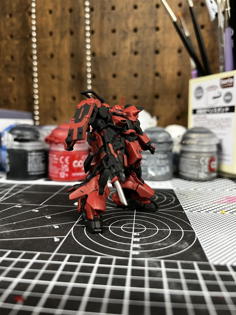 シールドも赤と黒で構成