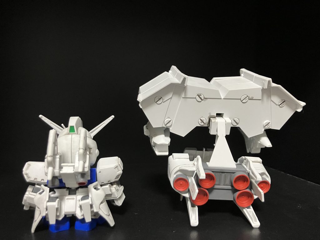 後から。 バーニアは内側はエナメルレッドで色分けしました。