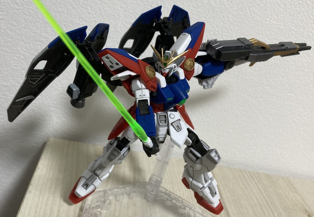 右手ビームサーベルで左手シールド+バスターライフルはアニメでもよくありましたよね。