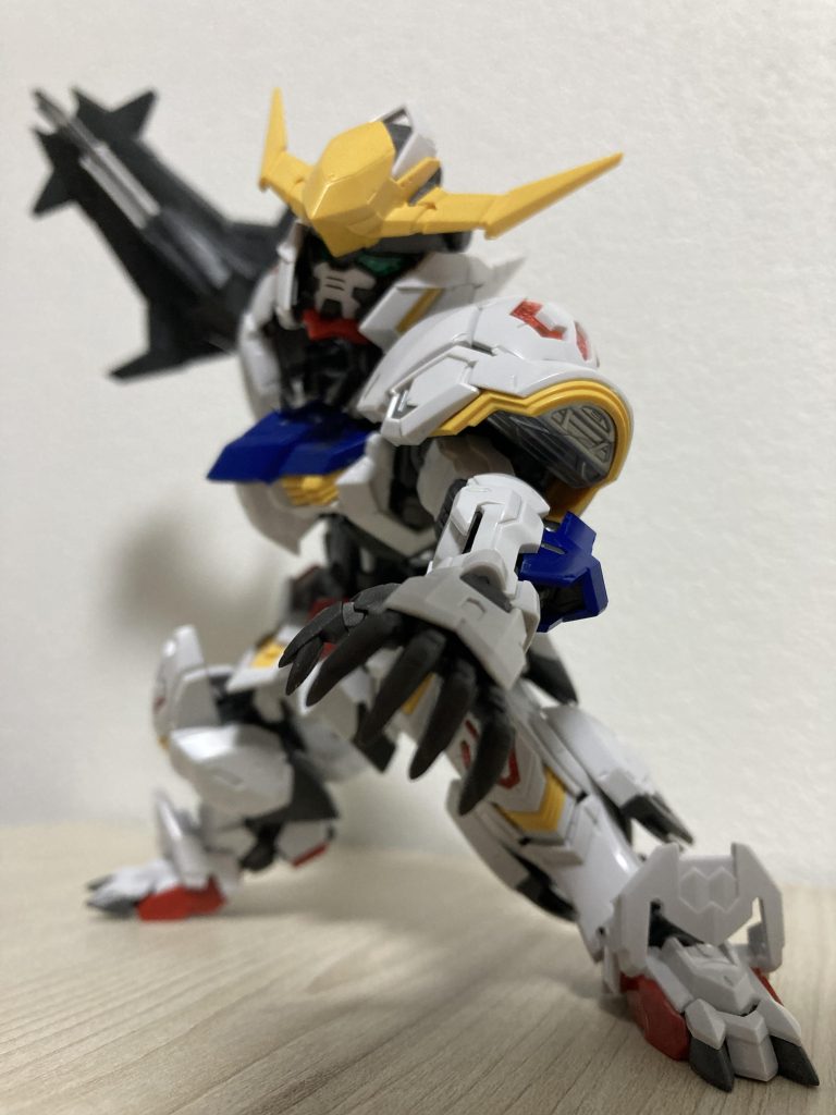 怪物的なポージングが似合いますな。